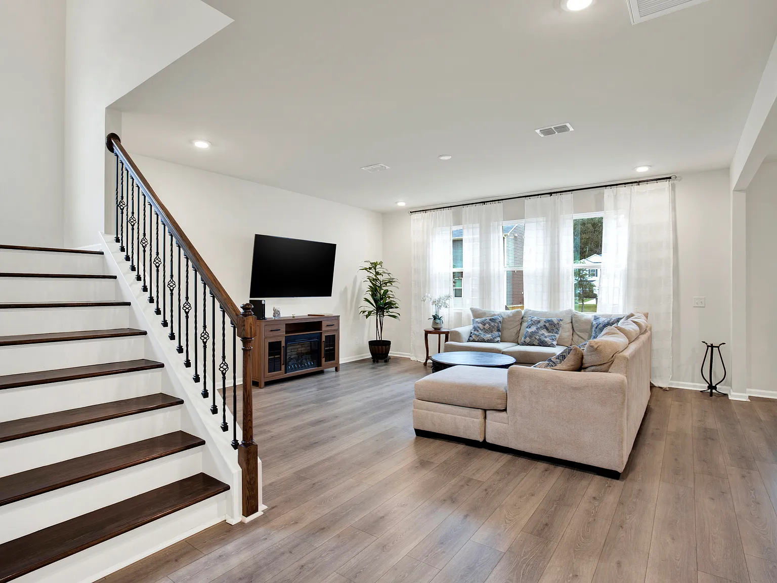 3 bed, 2.5 bath, 2384 sqft, $2,400 — Photo 3