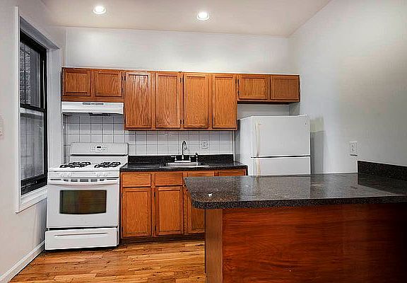 2nd image of 423 16th St #1D
