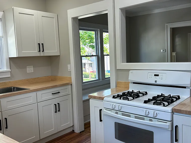 17416 Woodford Ave — Photo 11