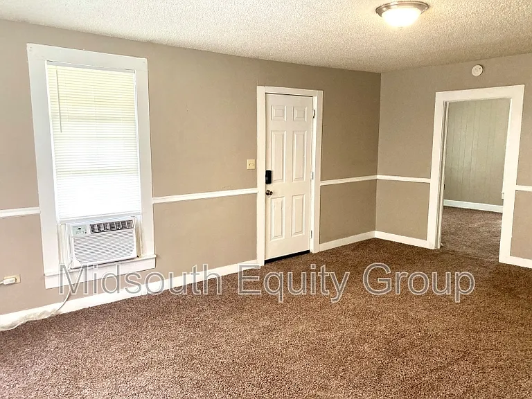 214 W South St — Photo 4