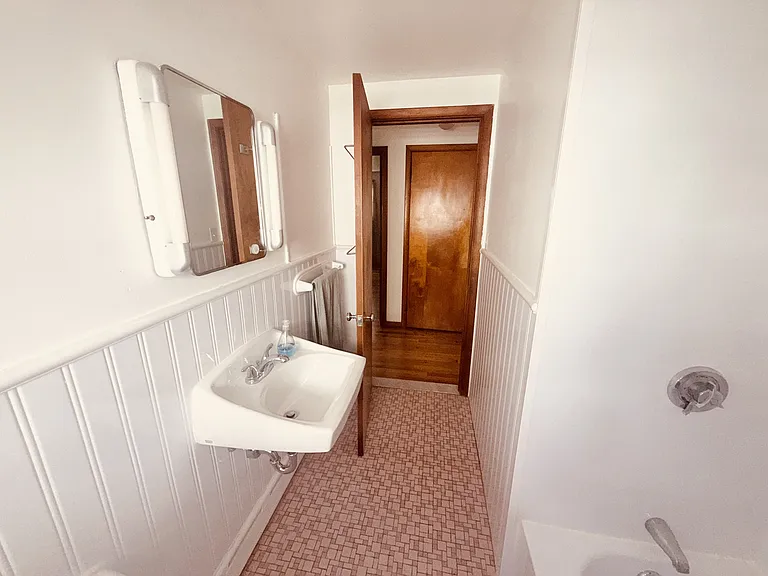 25 1/2 Thurston Ave #B — Photo 10