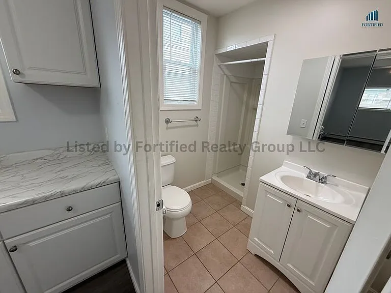 552 Maple St #1R — Photo 9