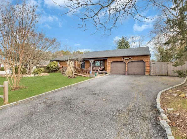 7 Twin Court, Sayville, NY 11782