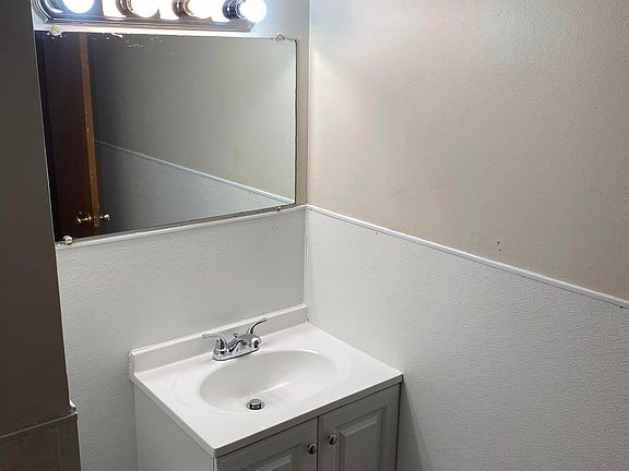 5th image of 121 E 4th St APT 4
