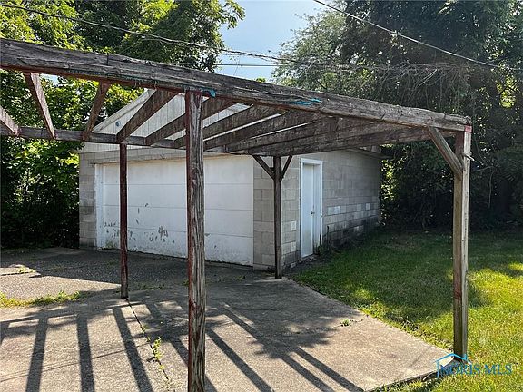 4th image of 1416 Bronson Ave