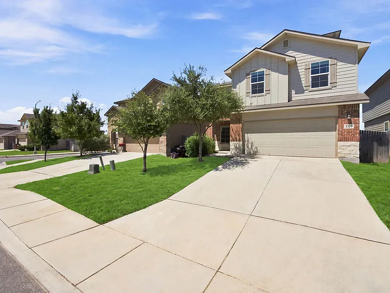 3319 Angus Xing — Photo 1
