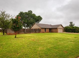 121 Meadow Ridge Dr, Elk City, OK 73644
