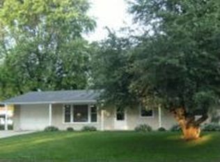35 Greenbriar Rd, Montgomery, IL 60538