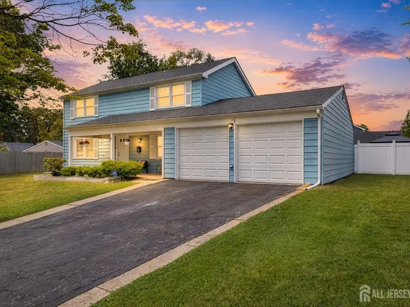 2 Harrington Cir, Willingboro, NJ 08046