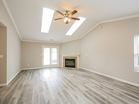 5th image of 1108 W Southport Rd