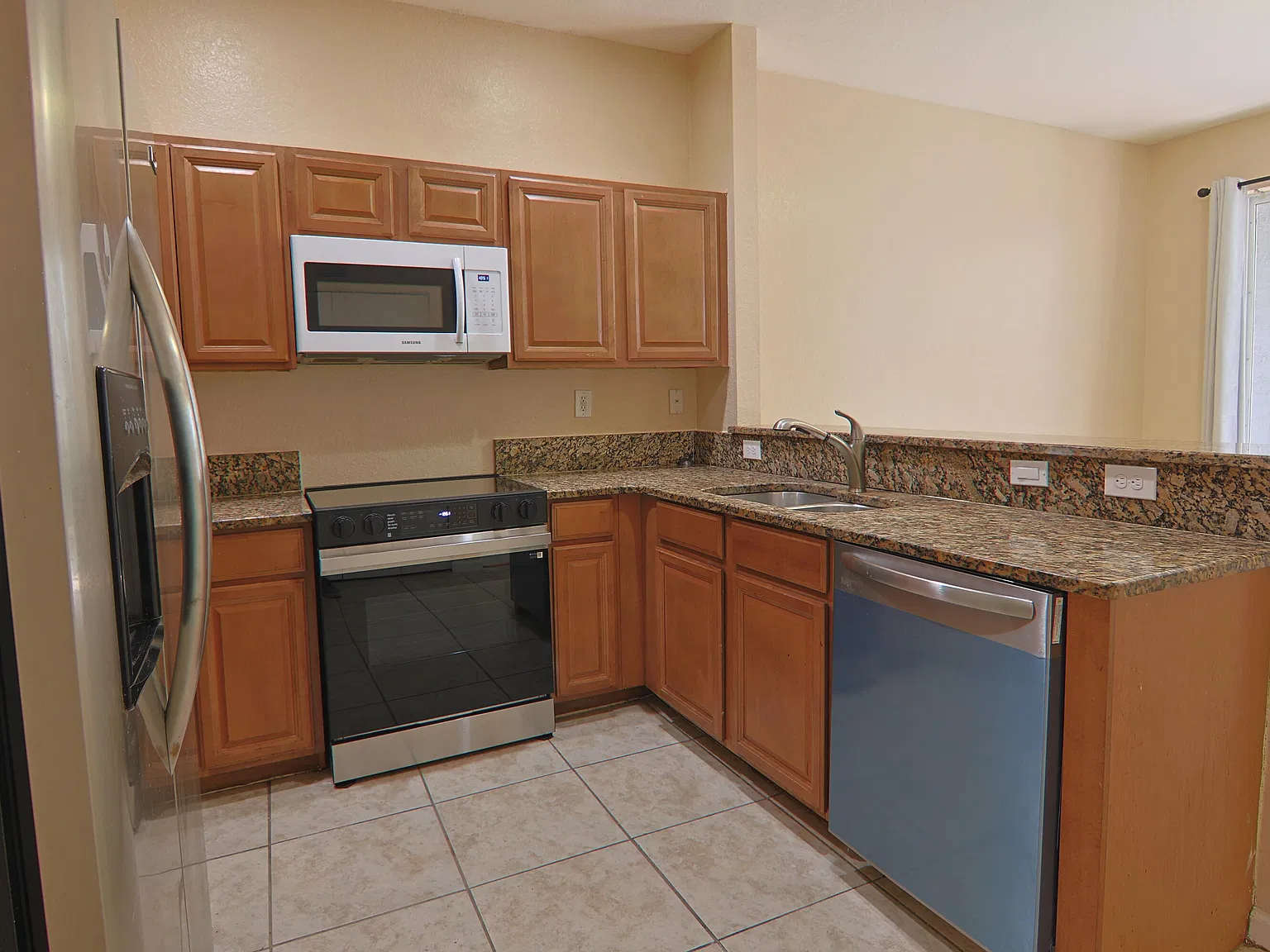 3 bed, 2.5 bath, 1419 sqft, $2,400 — Photo 2