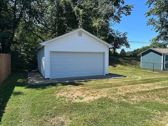 2nd image of 2214 Green Ridge Dr