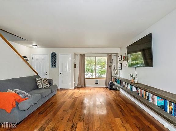 5th image of 5604R Wisteria Ln NE