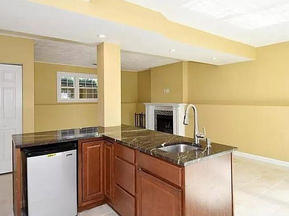 3rd image of 13296 Hollinger Ave