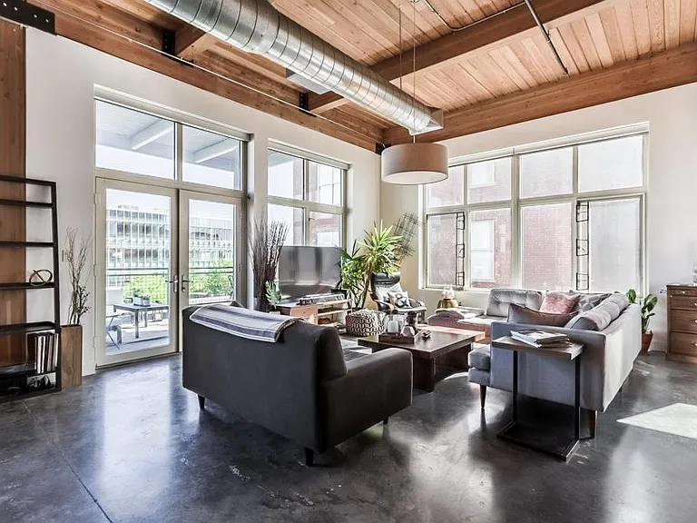 210 W 5th St #201 — Photo 7