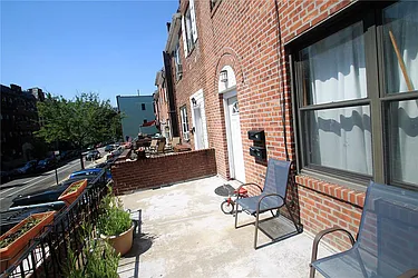 Rented by Space Marketing Shop