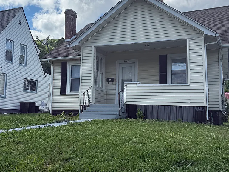 2042 Lee Ave — Photo 1