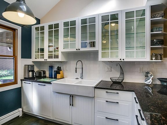 Gourmet Kitchen with deep Farmer's Sink