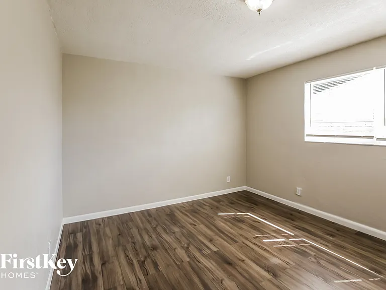 2330 N 67th Ave — Photo 13