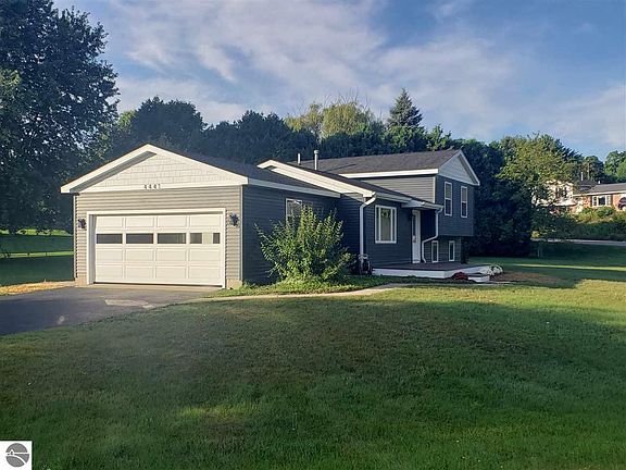 2nd image of 4441 Hillcrest Dr