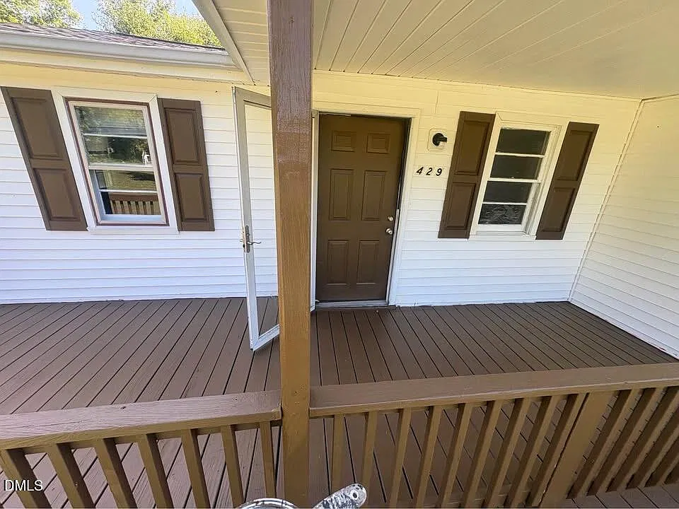 2 bed, 1.0 bath, 884 sqft, $1,400 — Photo 2