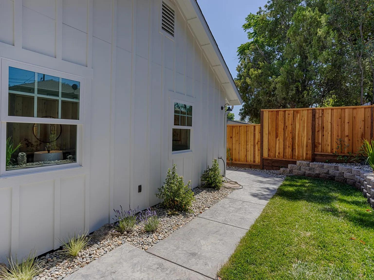 2436 Krueger Dr — Photo 4