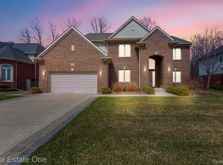 1835 Oak Forest Dr E, Troy, MI 48085