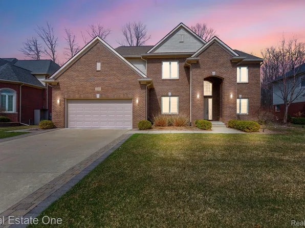 1835 Oak Forest Dr E, Troy, MI 48085