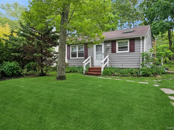 11 Shell Rd, Hampton Bays, NY 11946
