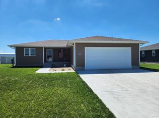 605 6th St, Phillips, NE 68865