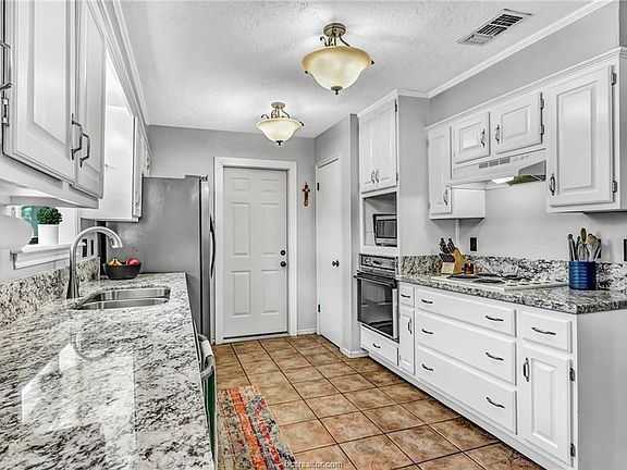 4th image of 2802 Adrienne Dr