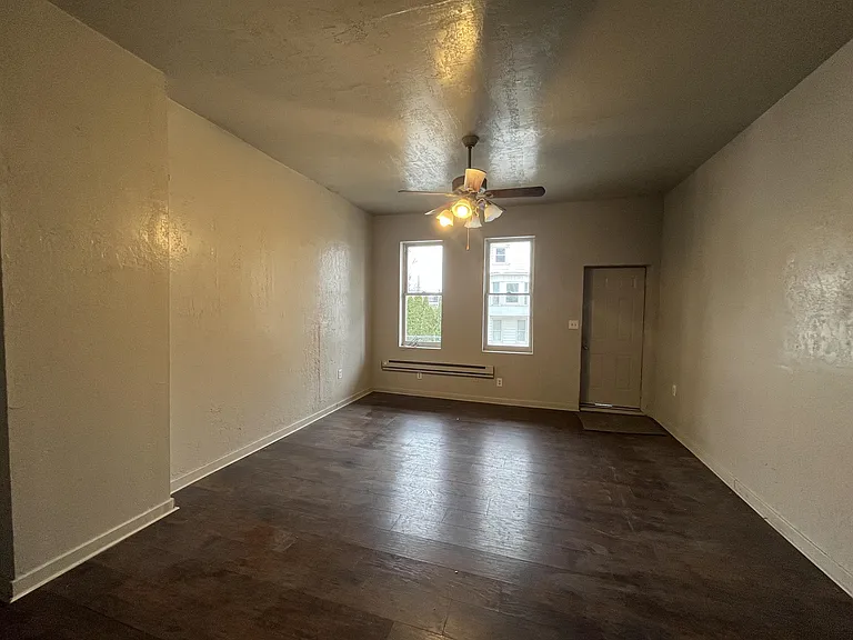 615 W Locust St — Photo 5