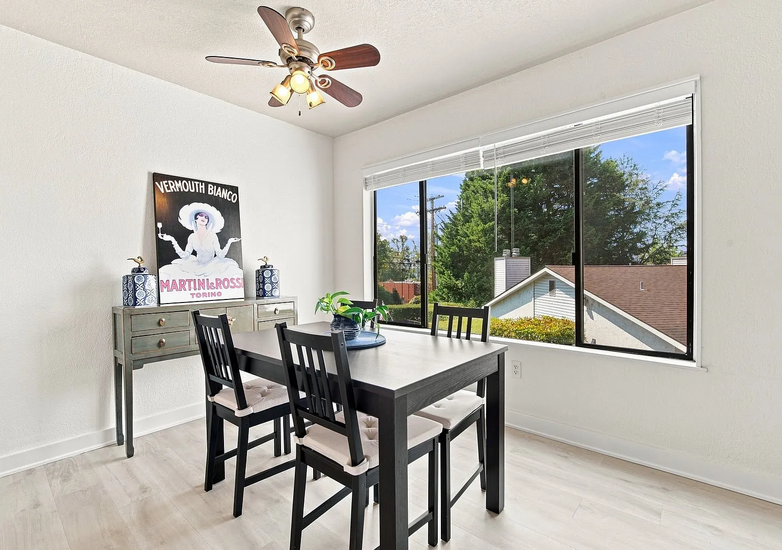 2Bd/1Ba Kirkland Condo — Photo 2