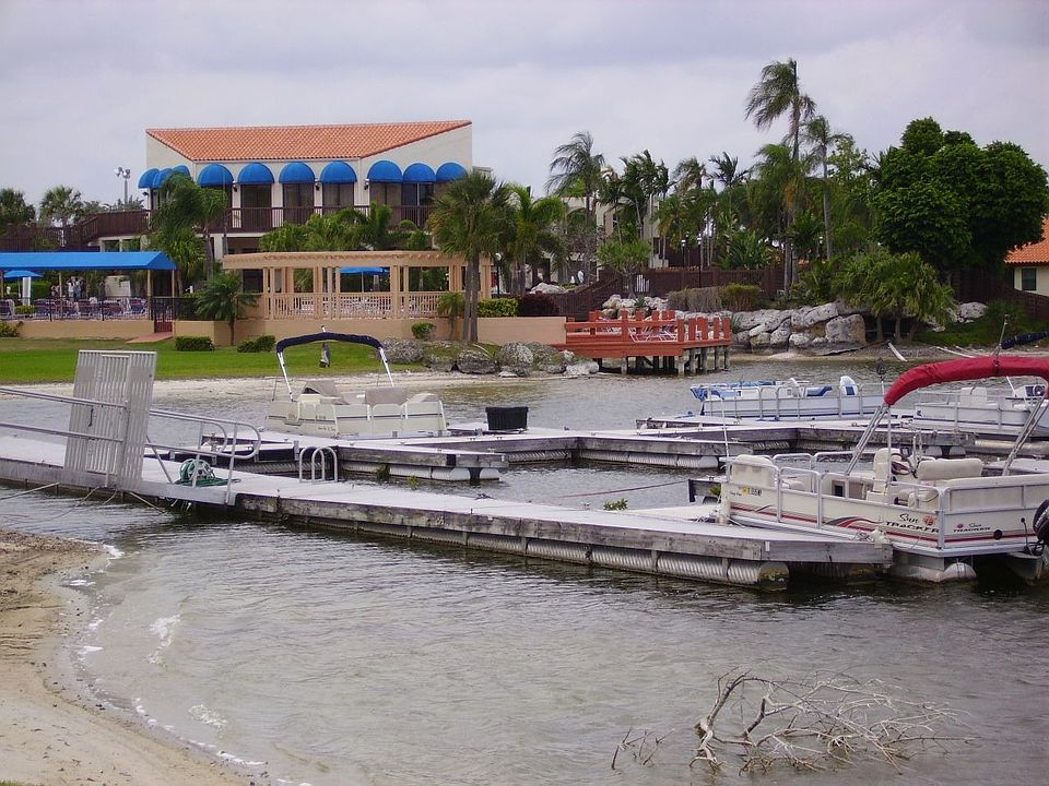 CLUBHOUSE/MARINA