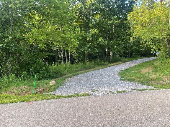 5th image of 823 Hidden Lake Rd