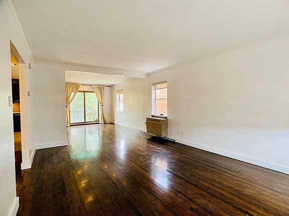 3rd image of 921 Clarence Ave Floor 2