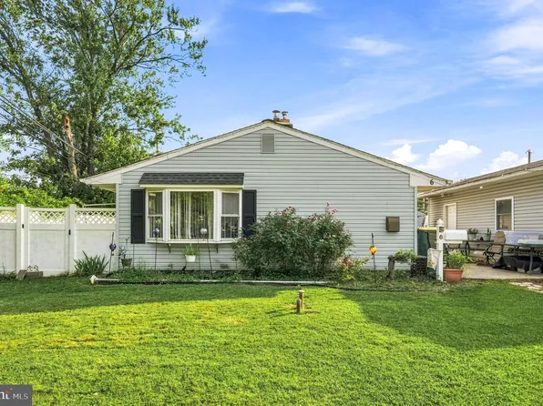 6 Idlewild Rd, Levittown, PA 19057