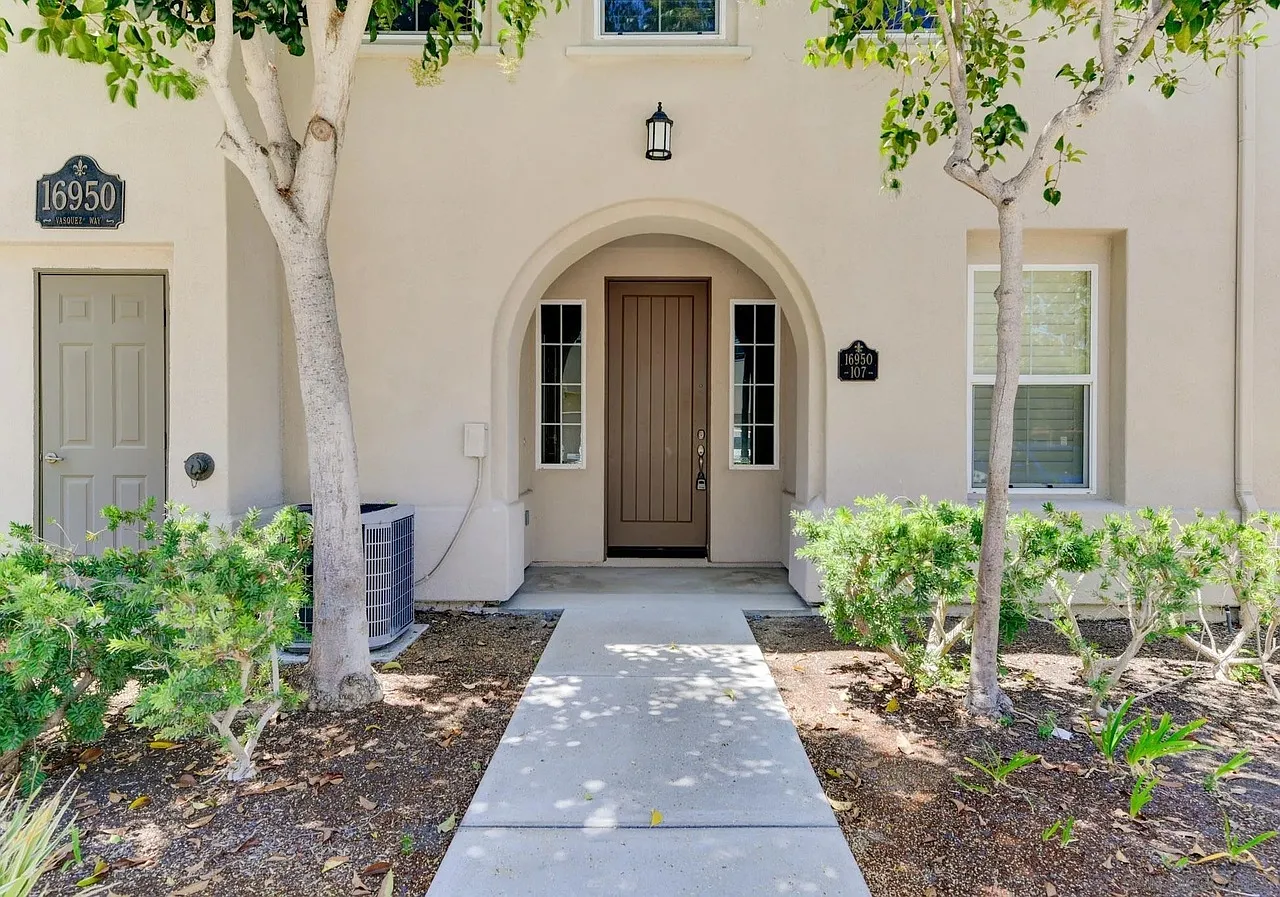 3 bed, 3.5 bath, 1498 sqft, $3,800 — Photo 1