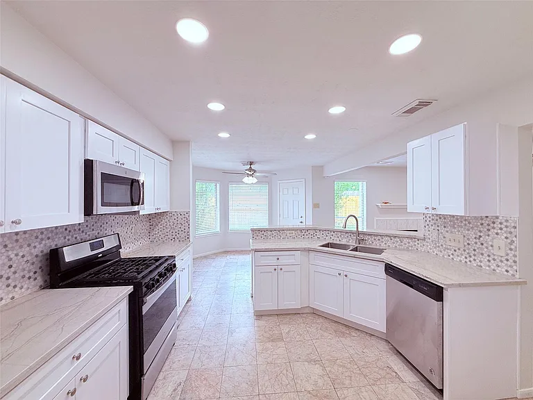 13407 Carruth Ln — Photo 3