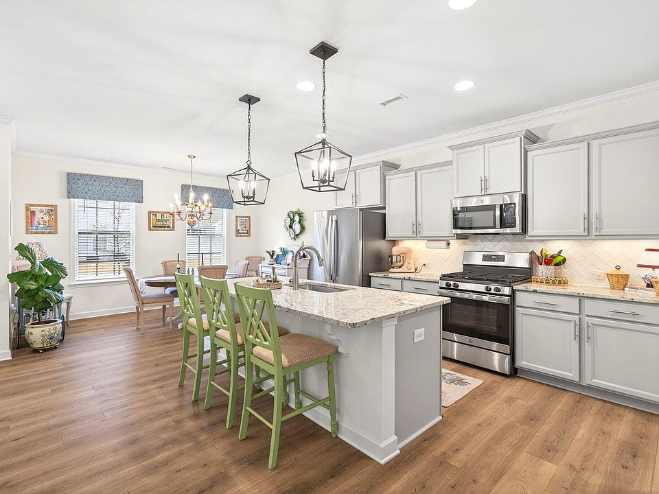 1st image of 104 Etteinne Garden Ln