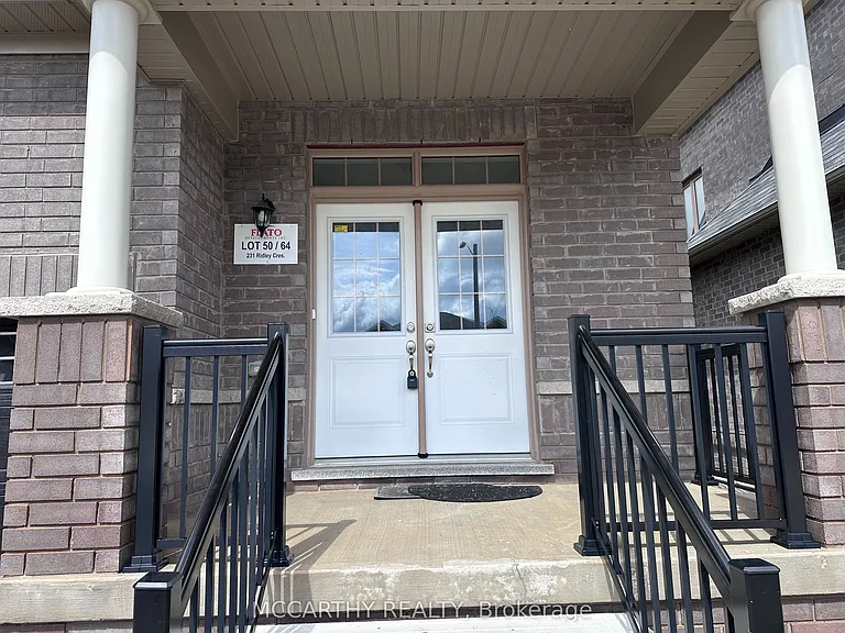 231 Ridley Cres — Photo 2
