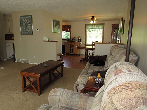 2nd image of 36 Coachlight Cir