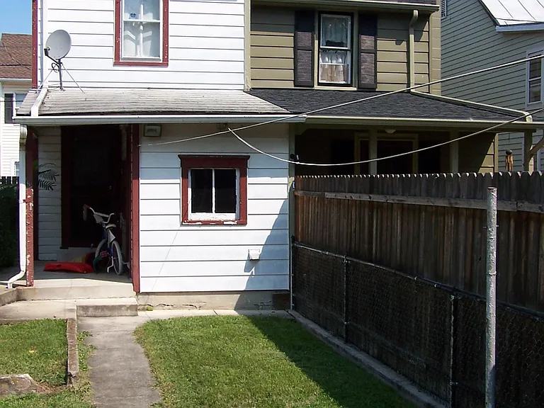 160 E Penn St — Photo 3