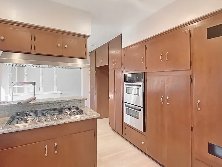 2513 Birch St — Photo 3
