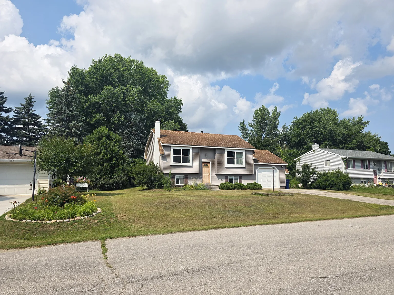3 bed, 1345 sqft, $2,350 — Photo 3