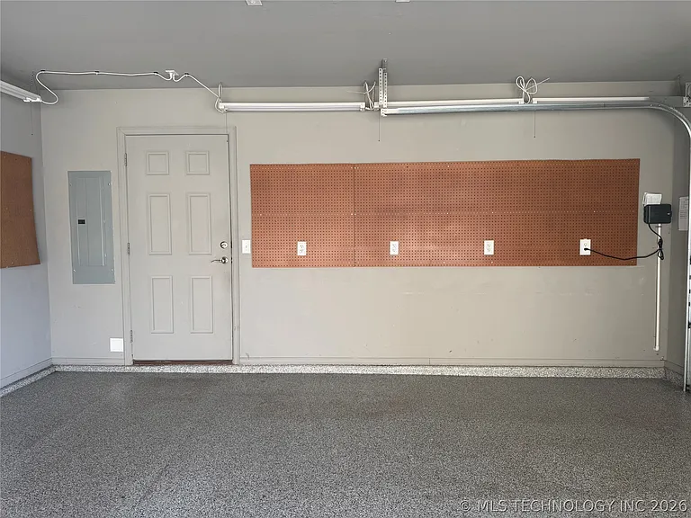 7413 S Hemlock Ave — Photo 5