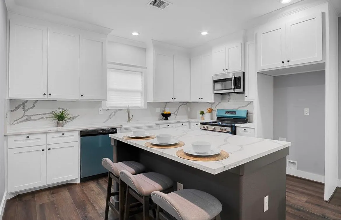 3 bed, 2.5 bath, 1650 sqft, $2,200 — Photo 4