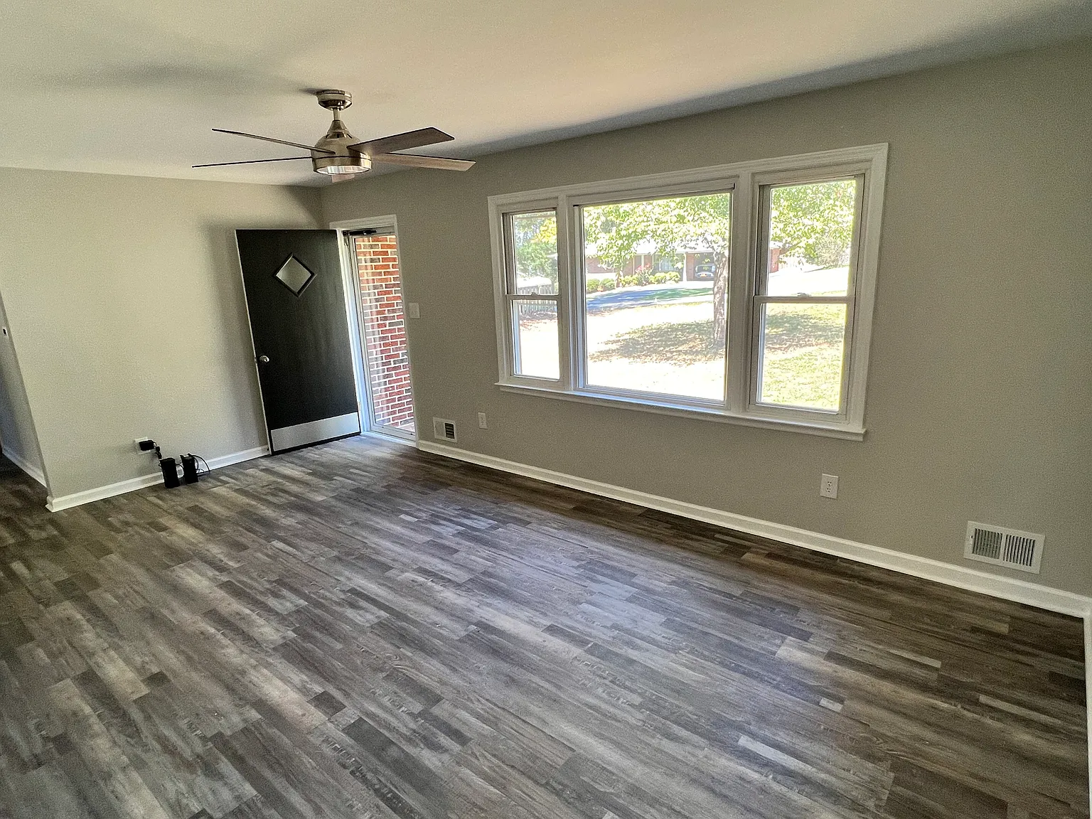 145 West Dr — Photo 4