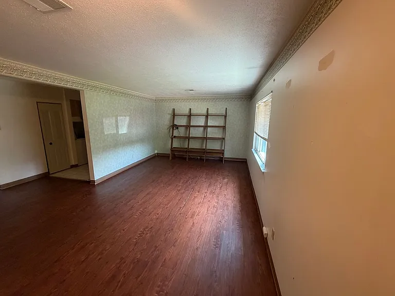 Regis Apartments — Photo 14