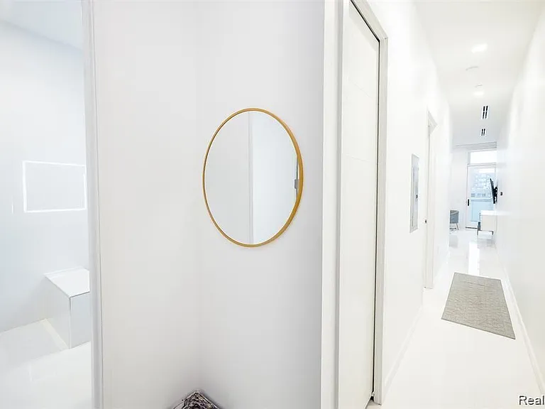 400 S Old Woodward Ave #207 — Photo 3